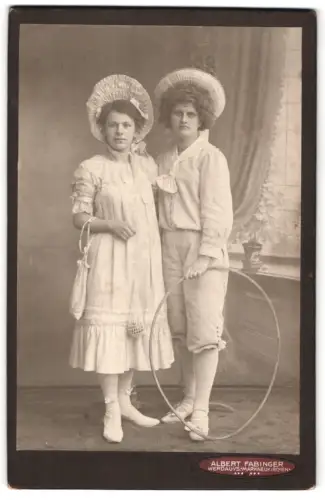 Fotografie Albert Fabinger, Werdau i. S., zwei junge Frauen zum Fasching als Kleinkinder verkleidet