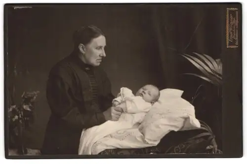 Fotografie Ernst Wagner, Landau / Pfalz, Grossmutter mit ihrem Enkelkind