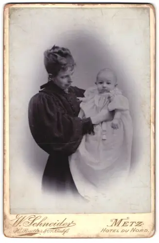 Fotografie W. Schneider, Metz, junge Mutter mit ihrem Kind im Arm, Mutterglück