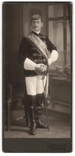 Fotografie Klüpfel, Würzburg, junger Student Andreas Nöscher m vollen Wichs mit Schläger und Biertönnchen