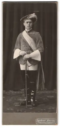 Fotografie Adalbert Werner, München, bayerischer Student im vollen Wichs mit Schläger