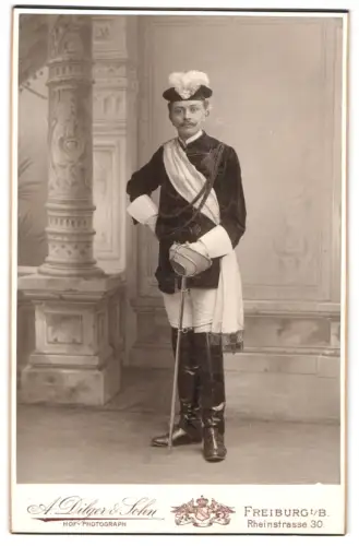 Fotografie A. Dilger & Sohn, Freiburg i. B., Student im vollen Wichs mit Schläger