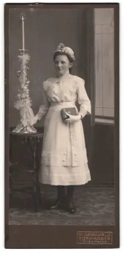 Fotografie W. Sannwald, Edenkoben, junges Mädchen zur Kommunion mit Kerze