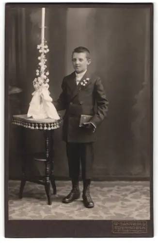 Fotografie W. Sannwald, Edenkoben, junger Knabe zu seiner Kommunion im Anzug mit Kerze