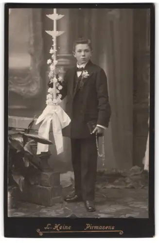 Fotografie L. Heine, Pirmasens, Junge am Kommunionstag mit Kerze und Rosenkranz