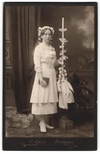 Fotografie L. Heine, Pirmasens, junges Mädchen im weissen Kleid mit Kerze zur Konfirmation