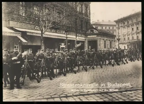 Fotografie Ansicht Budapest, Strassenkravalle, Militär in Bereitschaft in der Stadt
