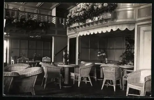 Foto-AK Hamburg-Amerika Linie, Passagierschiff Albert Ballin, Laube 1. Klasse