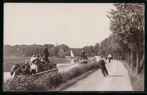 Foto-AK Edam, Binnenschiffe werden flussaufwärts getreidelt