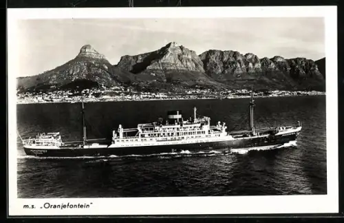 AK Passagierschiff Oranjefontein in Fahrt vor felsiger Küste