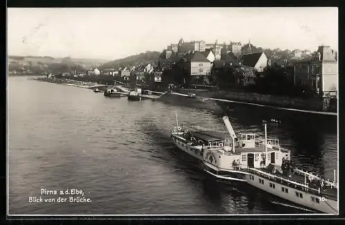 AK Pirna a. E., Raddampfer Lössnitz auf der Elbe, Blick von der Brücke auf den Ort