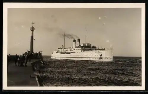 Foto-AK Eisenbahn-Fährschiff Schwerin läuft über den Achtersteven aus dem Hafen aus