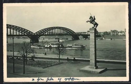 AK Düsseldorf, Ulanendenkmal mit der Rheinbrücke