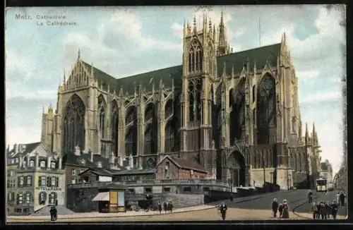 AK Metz, La Cathédrale majestueuse et les rues animées alentours