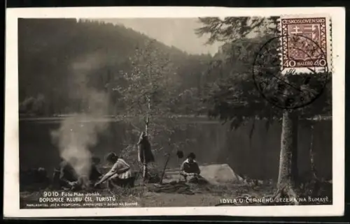 AK Cerneho Jezera na Sumave, Wanderer machen ein Feuer an einem See