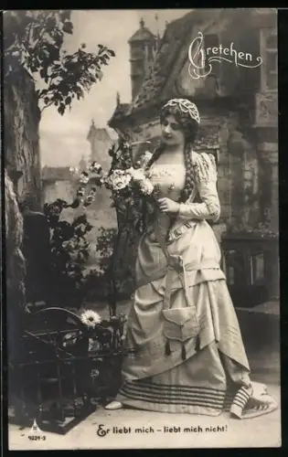 AK Gretchen mit einem Blumenstrauss in der Hand, Faust
