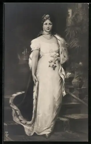 AK Königin Luise von Preussen schreitet die Treppe hinab