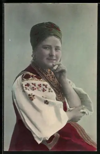 AK Ukrainerin in Nationaltracht