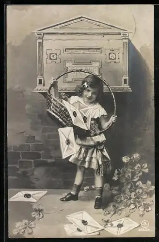 AK Mädchen mit Briefen im Korb am Postkasten