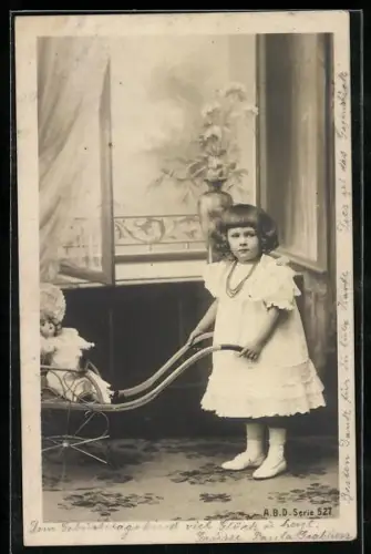 AK Kleines Mädchen mit Puppe im Puppenwagen