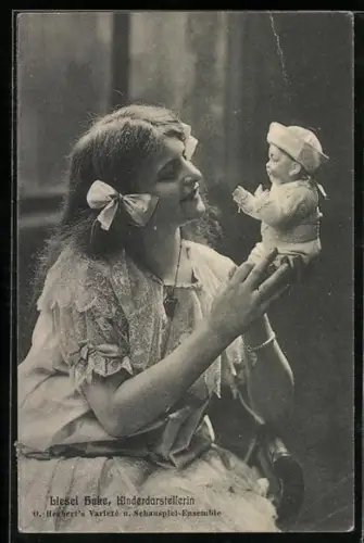 AK Schauspielerin Liesel Hake mit einer Puppe, Kinderdarstellerin