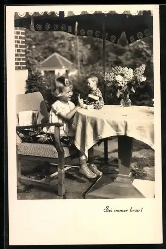 AK Sei immer brav!, Mädchen ermahnt Puppe