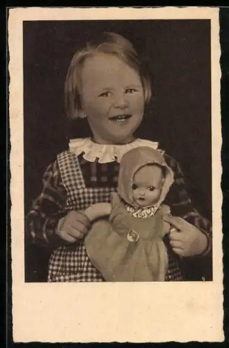 AK Goldiges Kind mit Puppe