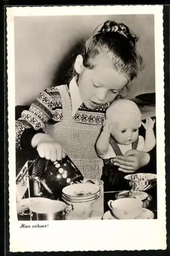 AK kleines Mädchen spielt mit ihrer Puppe in der Puppenküche