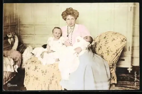 AK Portrait der Königin von Spanien mit Kindern
