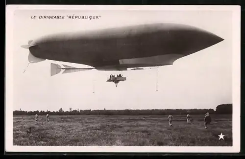 AK Zeppelin vor der Landung auf dem Flugfeld