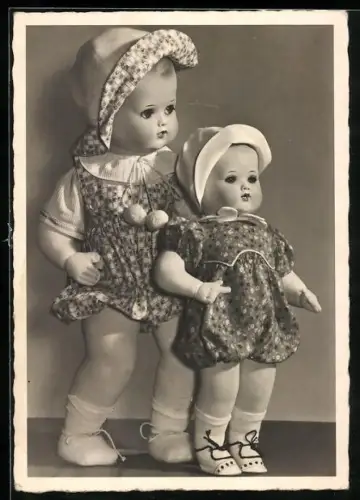 AK Puppen in sommerlichen Kleidern mit Hut und Schuhen