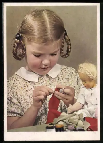 AK Mädchen näht Kleidung für ihre Puppe