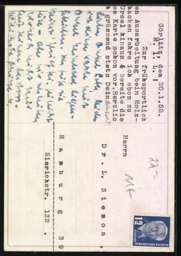 AK Mädchen näht Kleidung für ihre Puppe