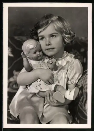 Foto-AK Mädchen hält die Puppe vorsichtig im Arm