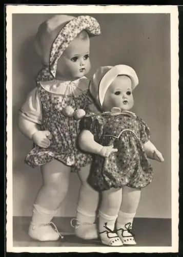 AK Puppen in sommerlichen Kleidern mit Hut und Schuhen
