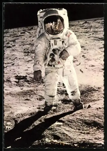 AK Edwin Aldrin, Astronaut bei seinen ersten Gehversuchen auf dem Mond, mit Landefähre Eagle im Spiegelbild des Helms