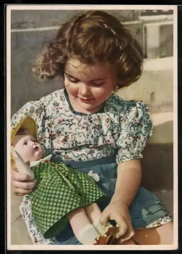AK Dunkelhaariges Mädchen spielt mit ihrer Puppe