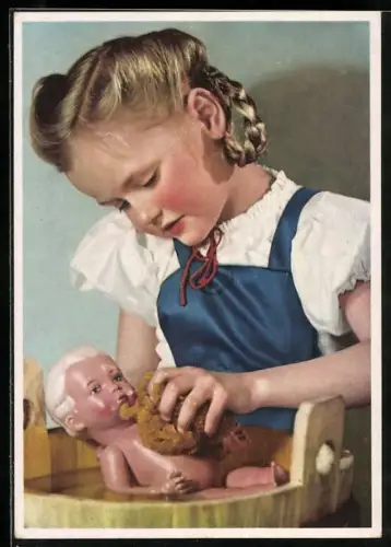 AK kleines Mädchen badet ihre Puppe