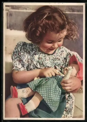 AK Mädchen kuschelt mit Puppe im Arm