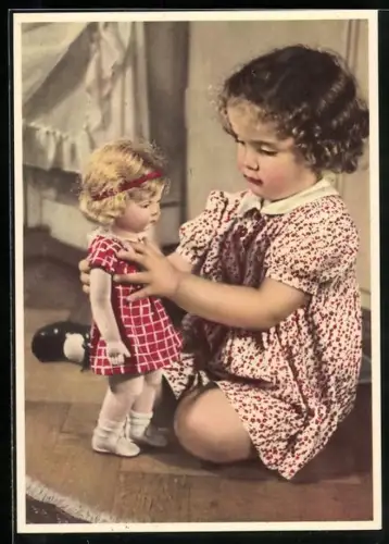 AK Kleines Mädchen im Kleid spielt mit ihrer Puppe