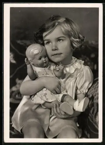 Foto-AK Mädchen hält die Puppe vorsichtig im Arm