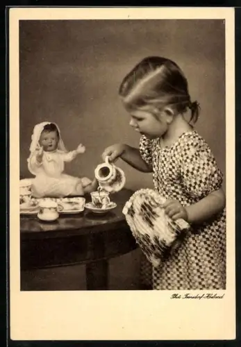 AK Mädchen bereitet Tee für sich und Ihre Puppe zu