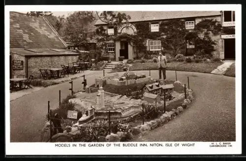 AK Niton /Isle of Wight, Models in the Garden of the Buddle Inn