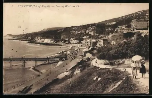 AK Ventnor, Looking West, Teilansicht Richtung Westen, Spaziergänger vorne