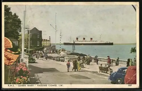 AK Cowes /I. W., R.M.S. Queen Mary passing Cowes