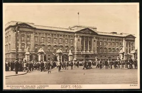AK London, Buckingham Palace, Guard marching away