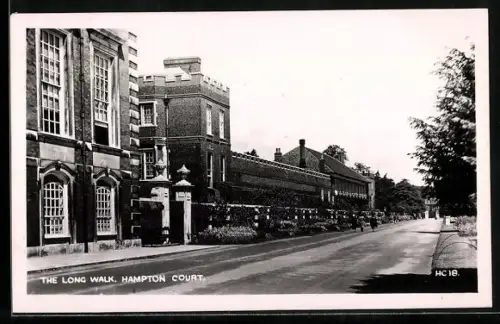 AK London, The Long Walk, Hampton Court