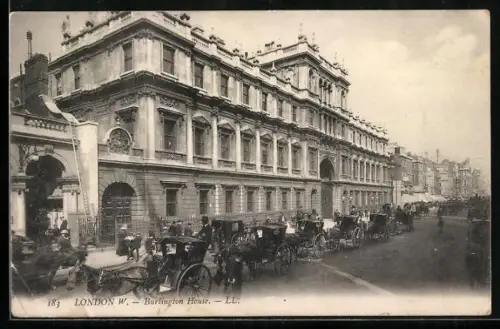 AK London, Burlington House, Piccadilly, coaches waiting in front of the building