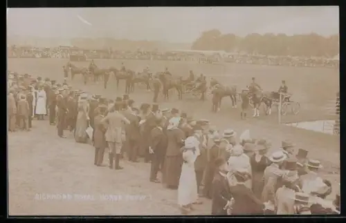 Foto-AK Richmond, Visitors at the Royal Horse Show