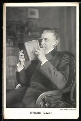 AK Bild des Dichters Wilhelm Raabes, lesend auf einem Stuhl